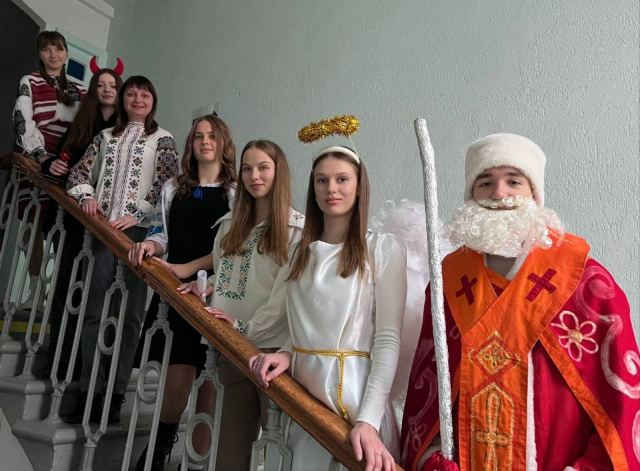 Учасники святкового дійства студенти спеціальності «Соціальна робота та консультування» та «Спеціальна освіта», доцент кафедри соціальної роботи та соціальної педагогіки Галина Олійник